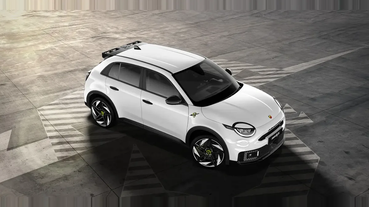 Abarth 600e Turismo en renting a Barcelona — Lateral
