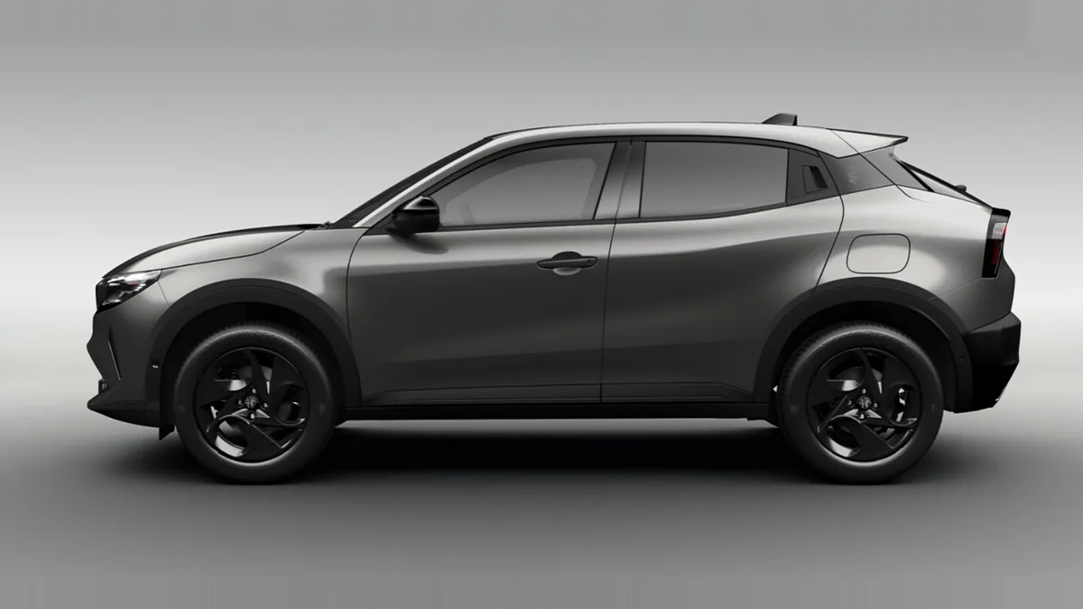 Alfa Romeo Junior Ibrida en renting a Barcelona — Lateral
