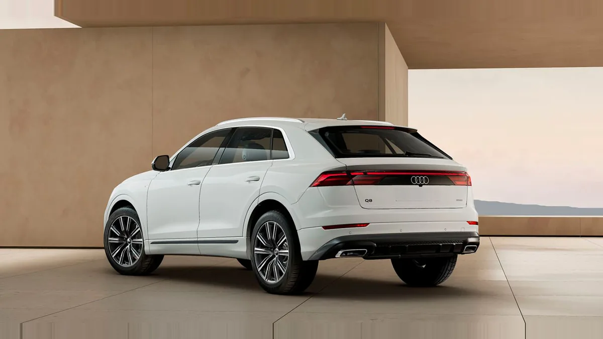 Audi Q8 SUV S line 45 TDI Quattro Tiptronic en renting a Barcelona — Darrere