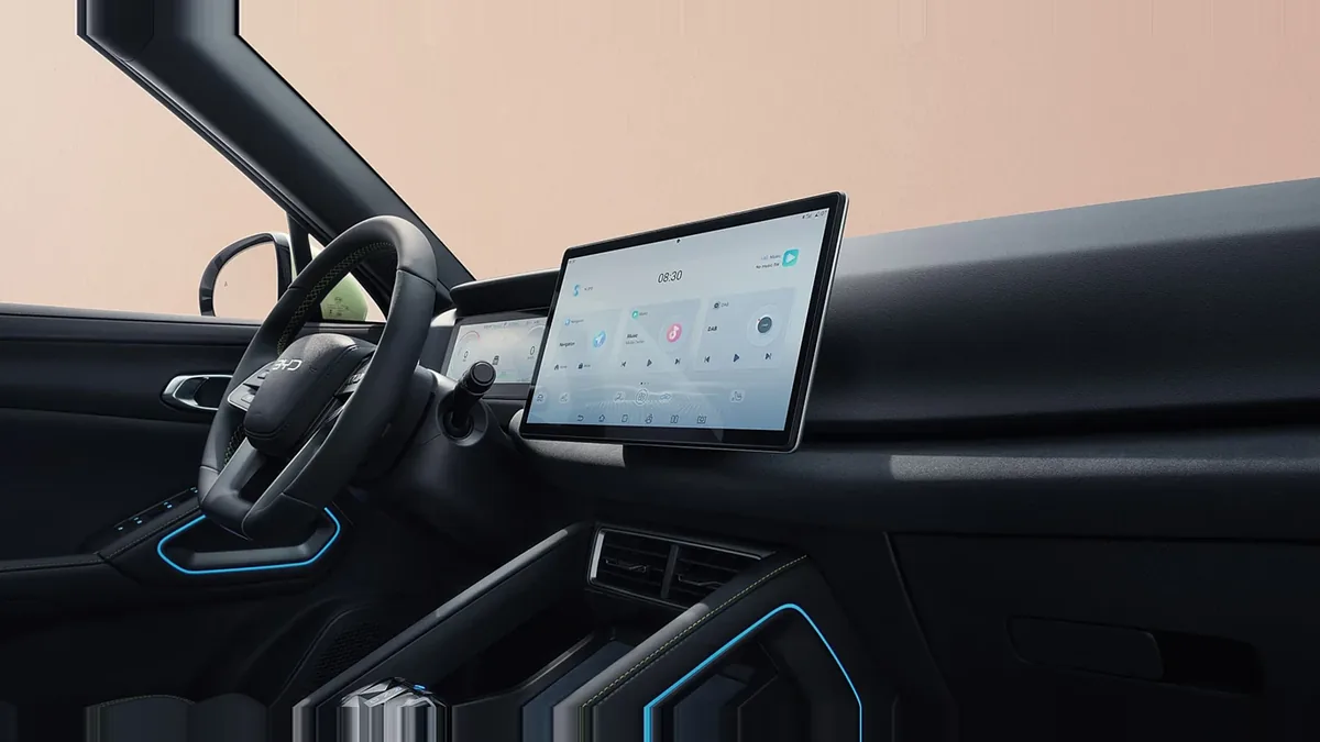 BYD Atto 2 DM-i Boost 156kW en renting a Barcelona — Interior