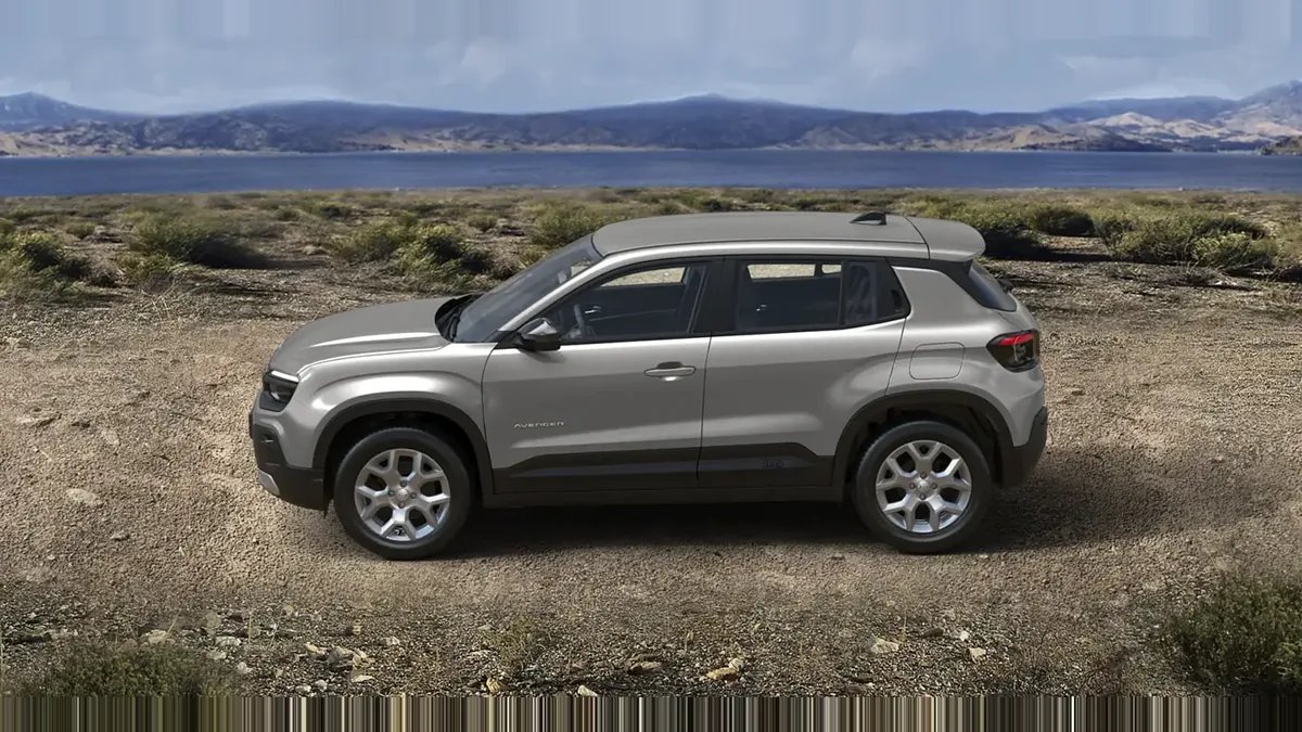 Jeep AVENGER E-HYBRID ALTITUDE en renting a Barcelona — Lateral
