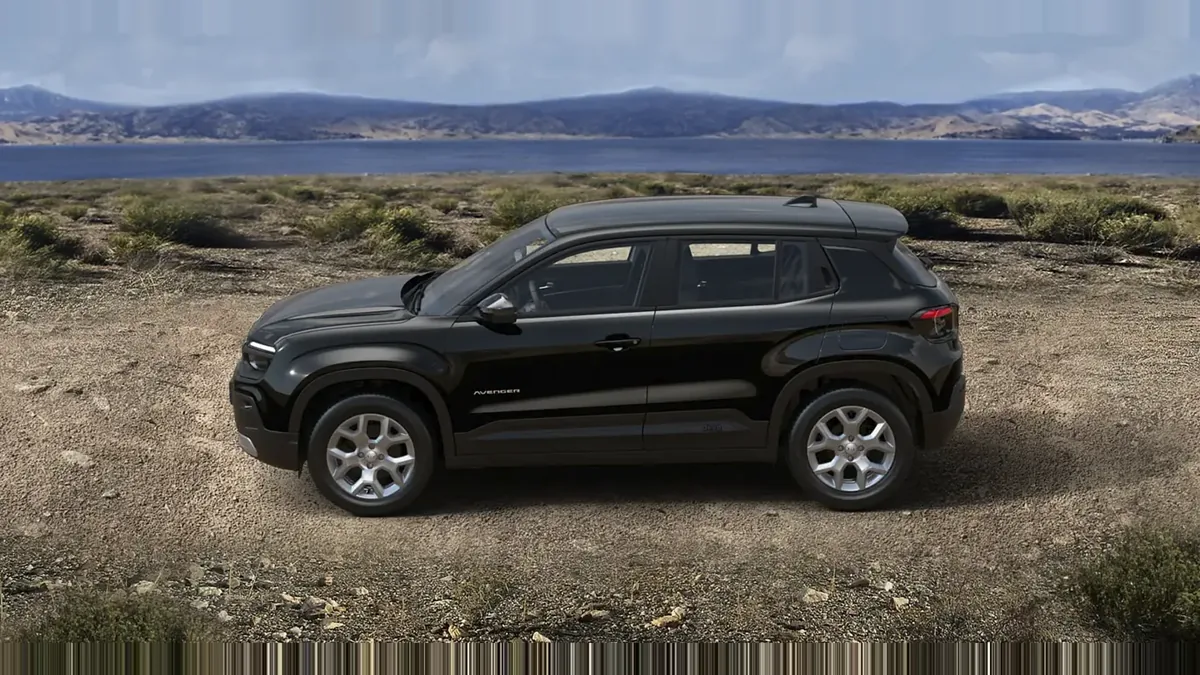 Jeep AVENGER E-HYBRID ALTITUDE en renting a Barcelona — Darrere