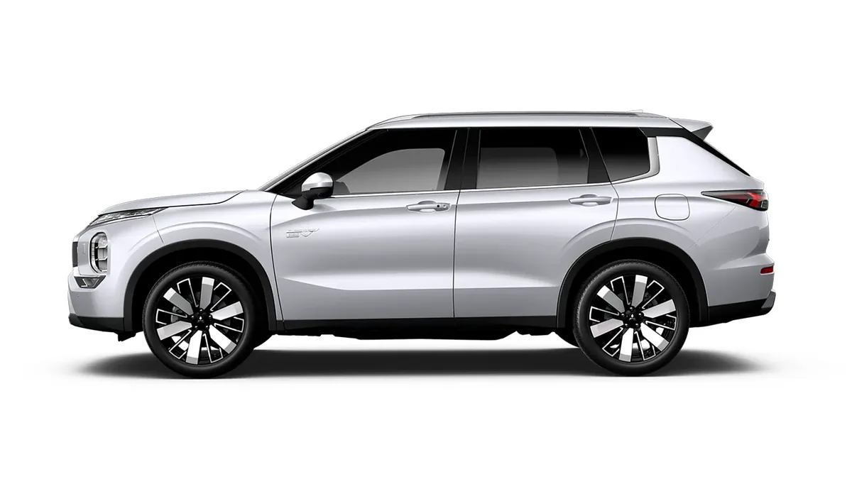 Mitsubishi Outlander PHEV Kaiteki 4WD 306CV en renting a Barcelona — Davant