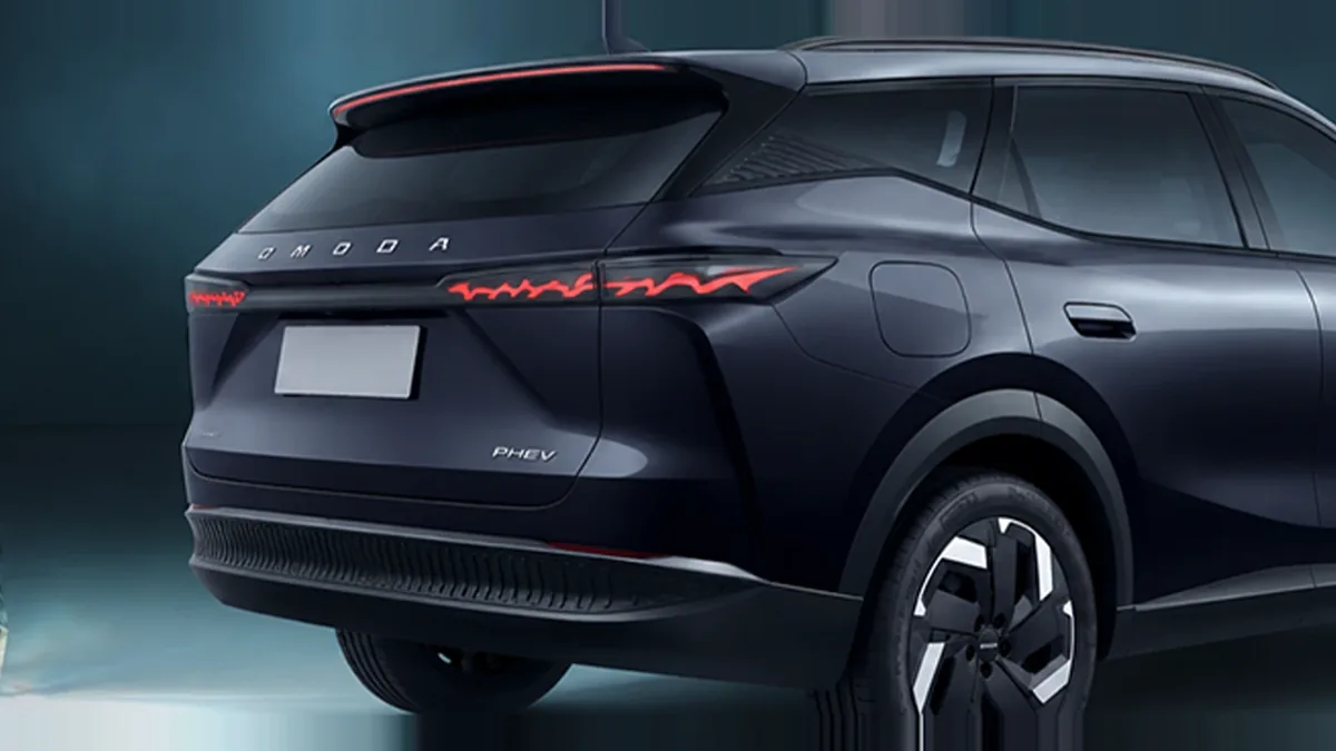 Omoda 7 1.5 TGDI PHEV Premium 279CV en renting a Barcelona — Lateral