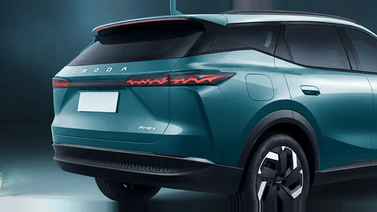 Omoda 7 1.5 TGDI PHEV Premium 279CV en renting a Barcelona — Darrere