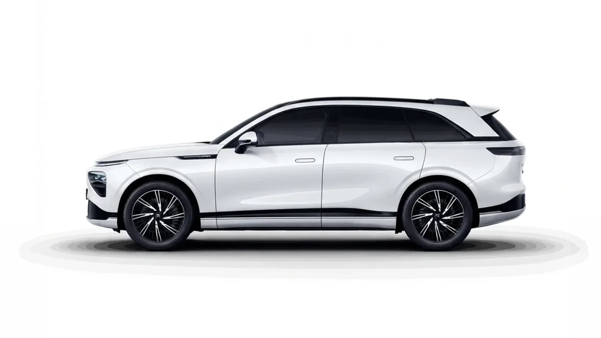 XPENG G9 AWD Performance en renting a Barcelona — Darrere