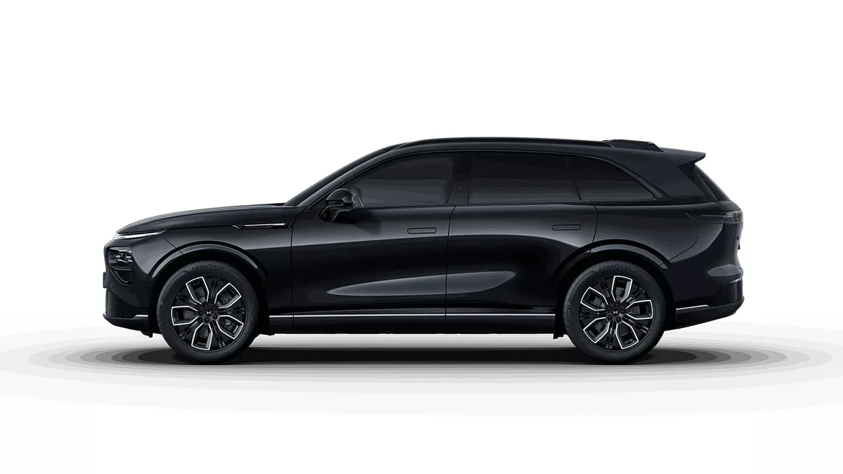 XPENG G9 RWD Long Range en renting a Barcelona — Lateral