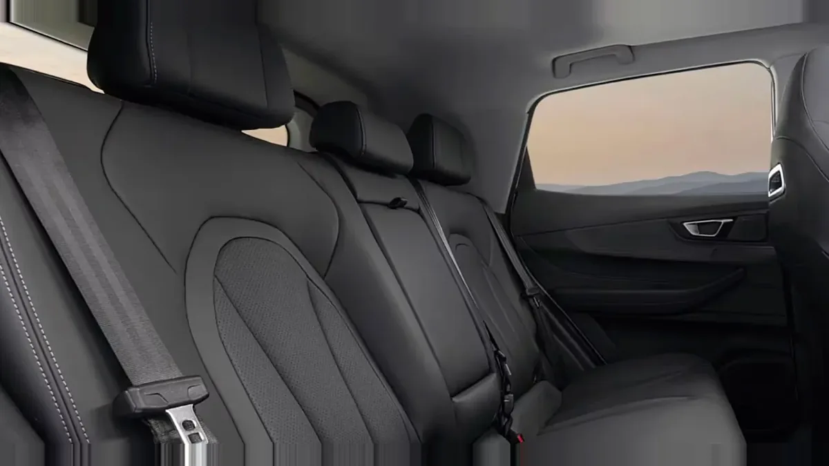Ebro s400 1.5 DHE HEV Excellent CVT en renting a Barcelona — Interior
