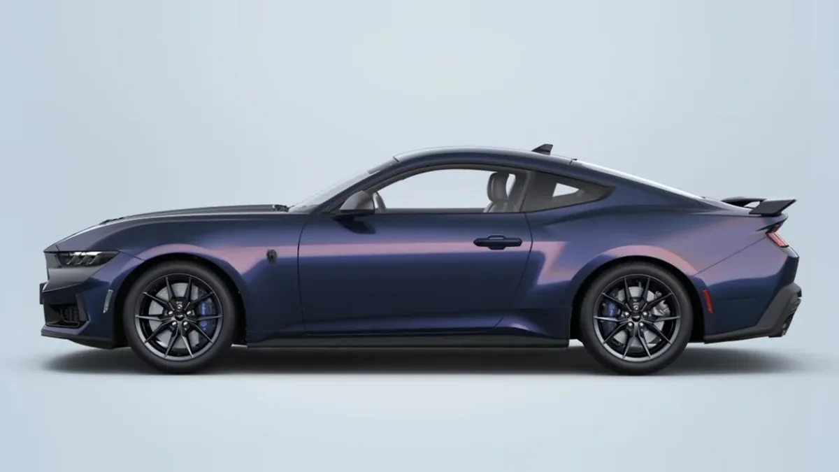 Ford Mustang 5.0 Ti-VCT V8 Mustang Dark House AT en renting a Barcelona — Lateral
