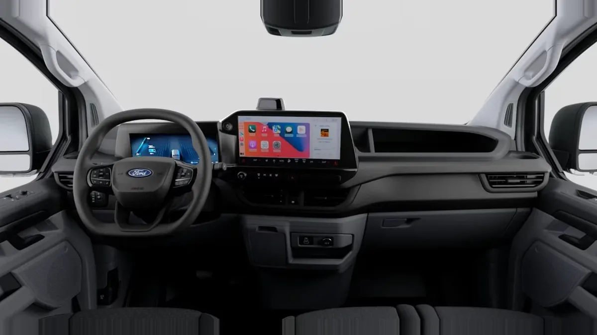 Ford TRANSIT CUSTOM Van BEV 83kWh 100kW 320 L1 Trend en renting a Barcelona — Interior