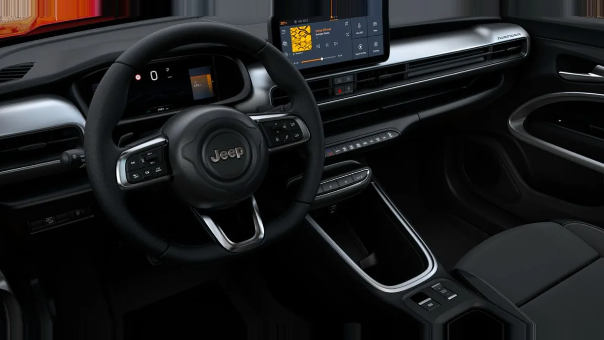 Jeep AVENGER E-HYBRID ALTITUDE en renting a Barcelona — vista 8