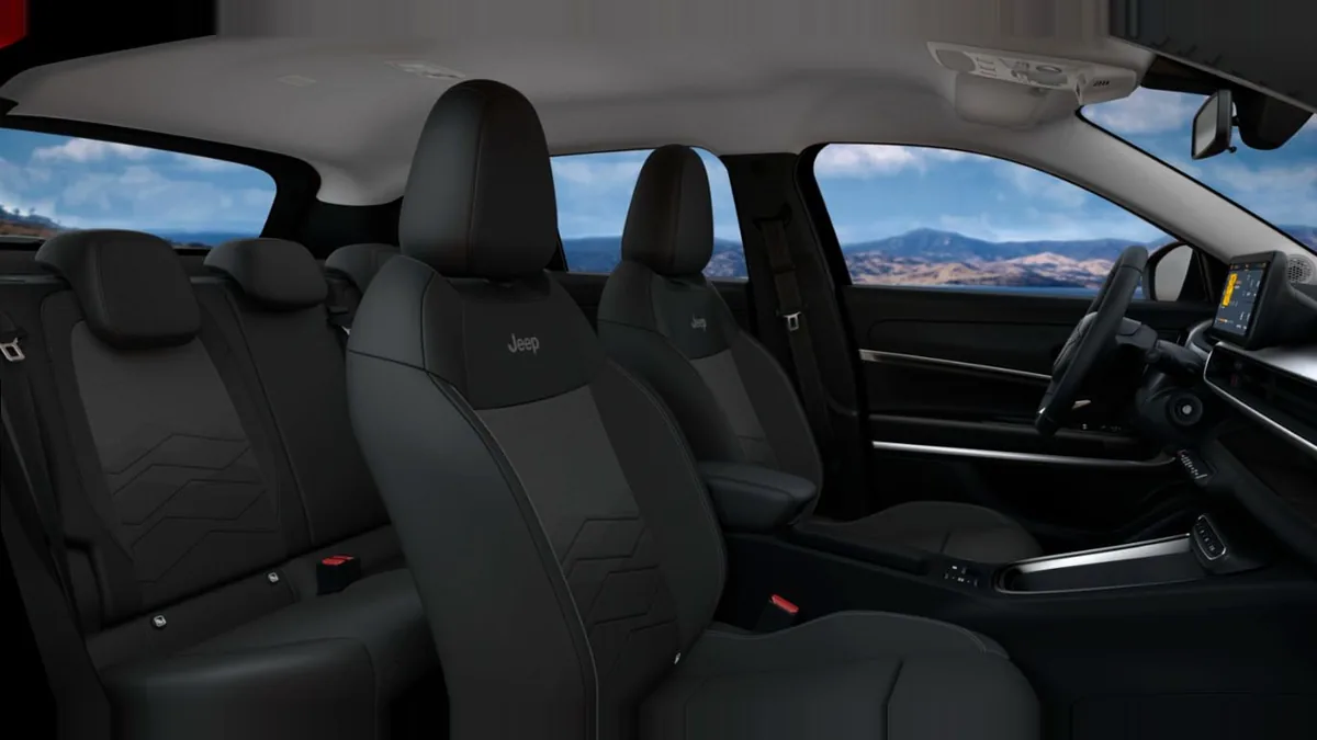 Jeep AVENGER E-HYBRID ALTITUDE en renting a Barcelona — vista 9