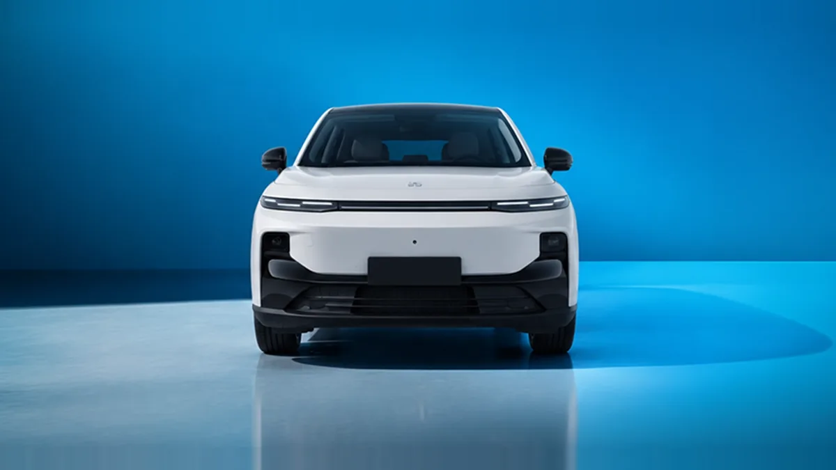 Leapmotor B10 REEV 18.8 kWh Life AT en renting a Barcelona — Davant