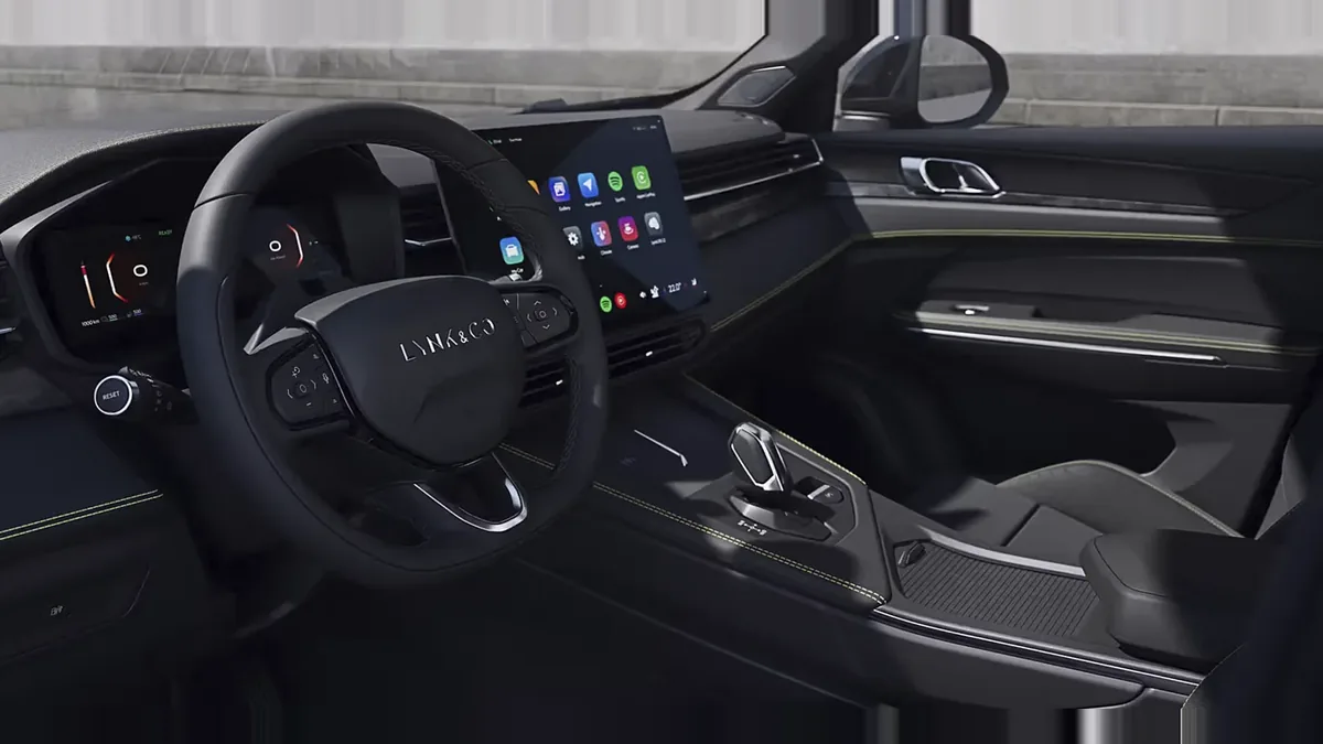Lynk & Co 01 1.5 PHEV Core en renting a Barcelona — Davant