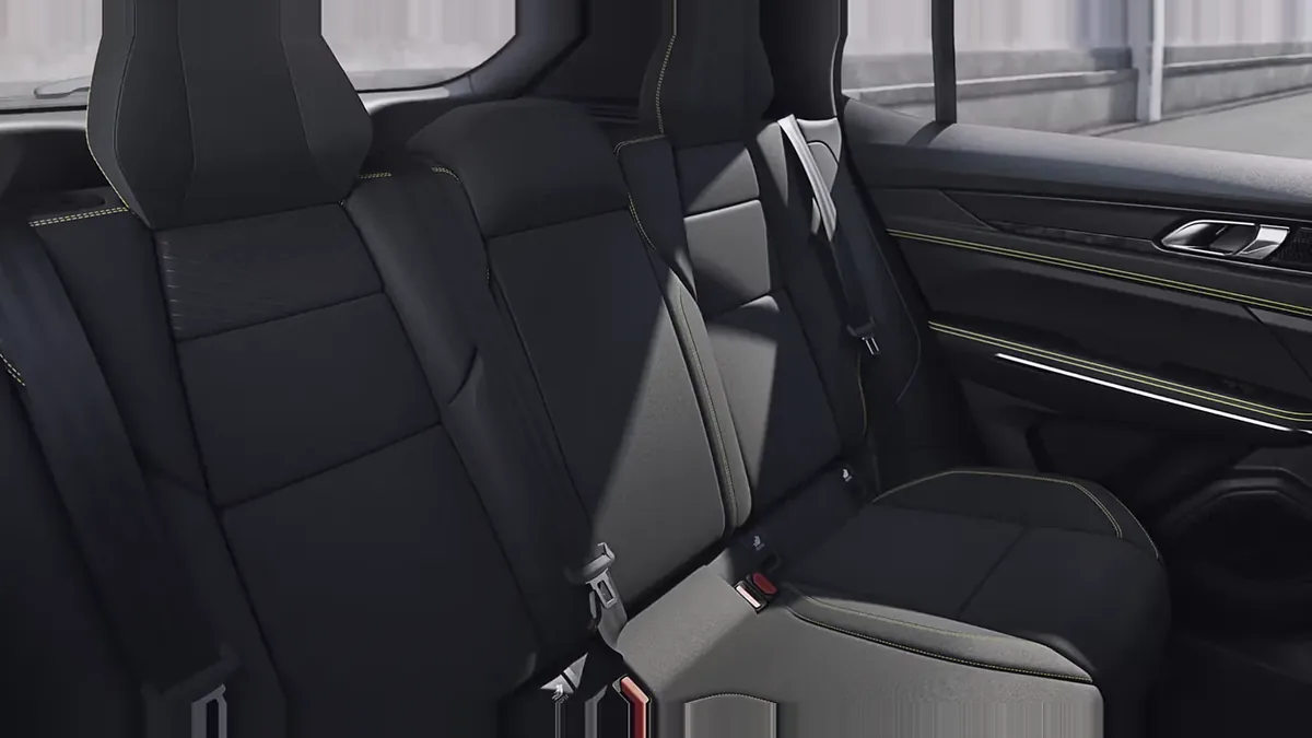 Lynk & Co 01 1.5 PHEV Core en renting a Barcelona — vista 6