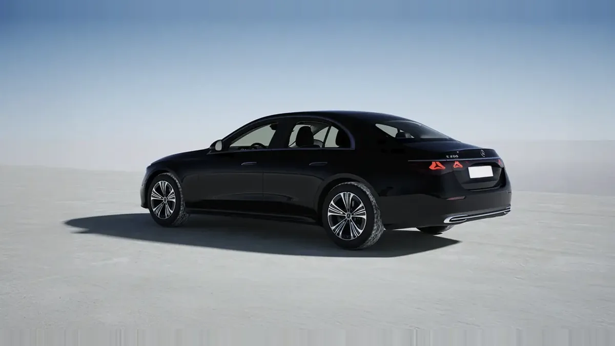Mercedes-Benz Clase E 200 en renting a Barcelona — Darrere