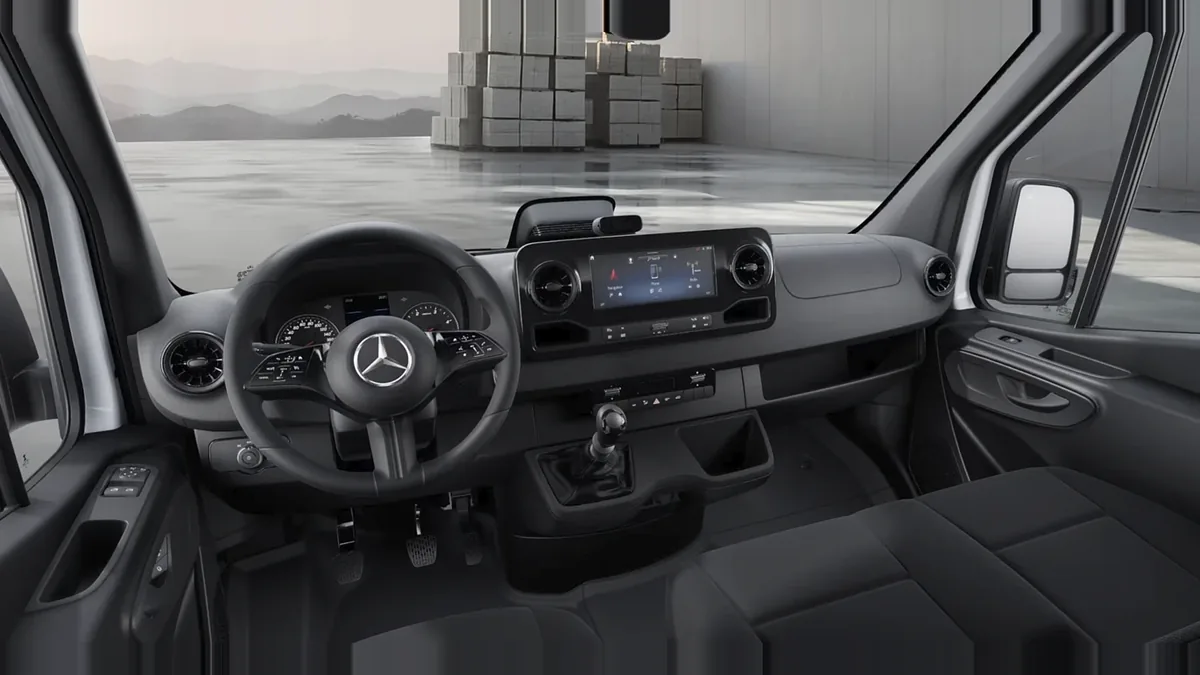 Mercedes-Benz Sprinter 315 CDI Medio Pro en renting a Barcelona — Davant