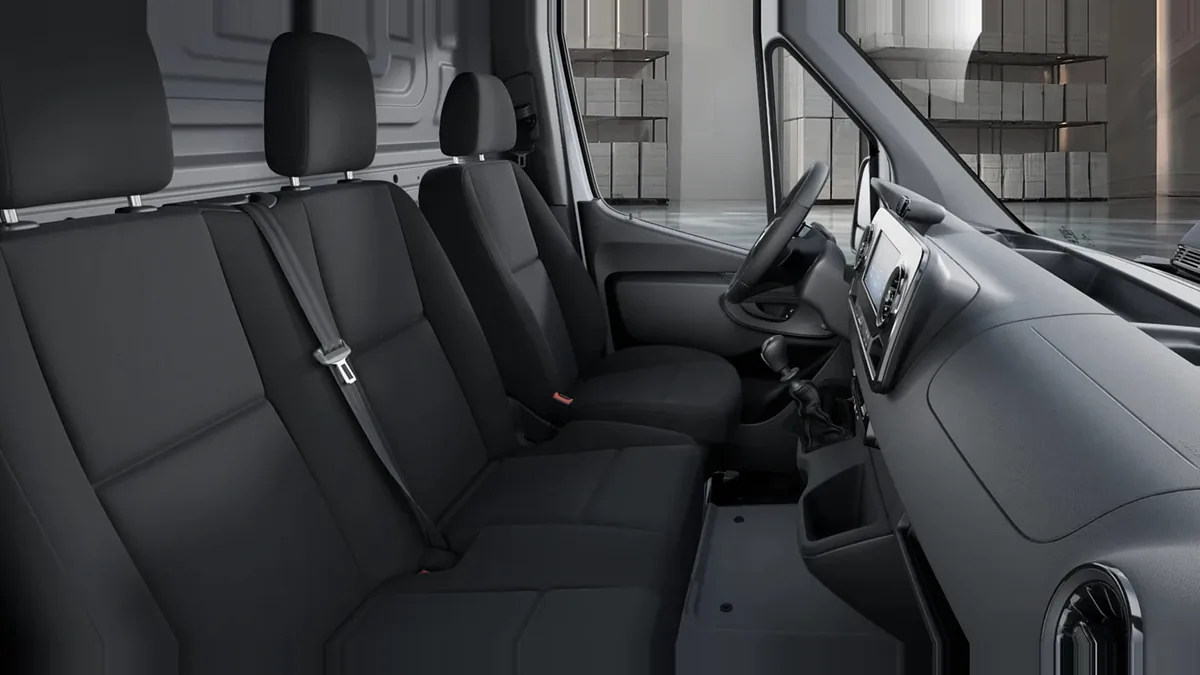 Mercedes-Benz Sprinter 315 CDI Medio Pro en renting a Barcelona — Interior