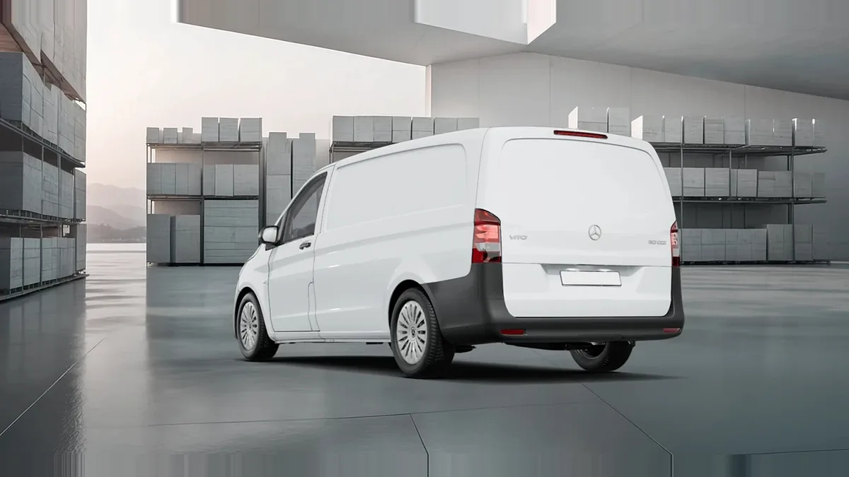Mercedes-Benz Vito 110CDI 75kW Furgón Pro Larga en renting a Barcelona — Darrere