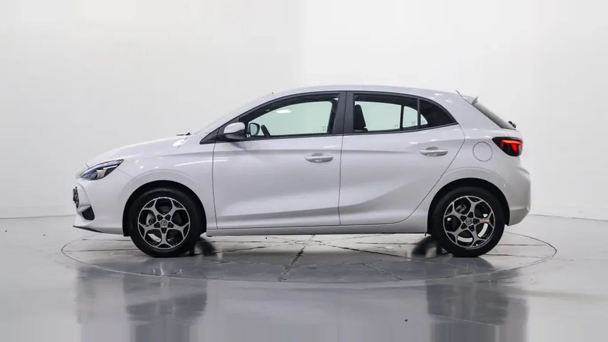 MG 3 Hybrid+ Business en renting a Barcelona — Lateral