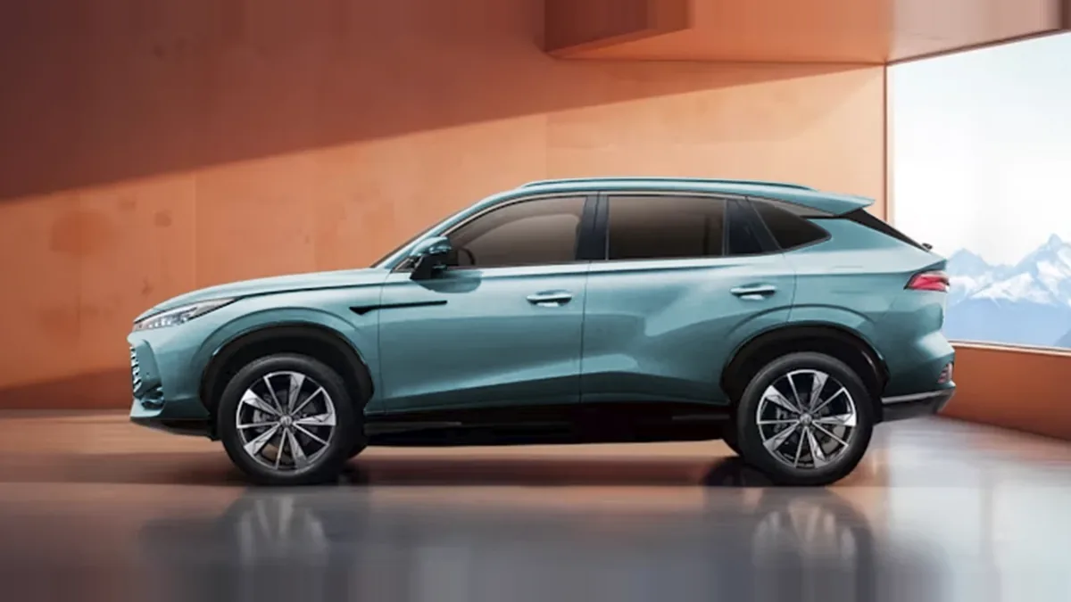 MG HS 1.5 Hybrid Comfort en renting a Barcelona — Lateral