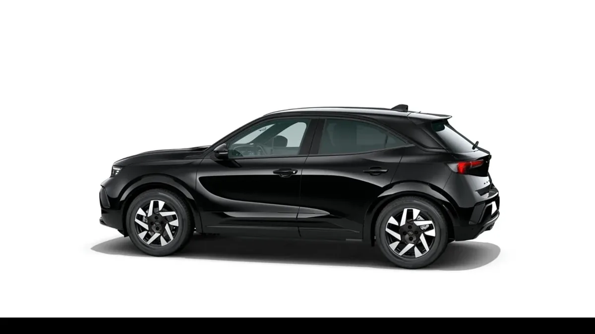 Opel Mokka 1.2 T XHT Hybrid eDCT6 GS en renting a Barcelona — Lateral