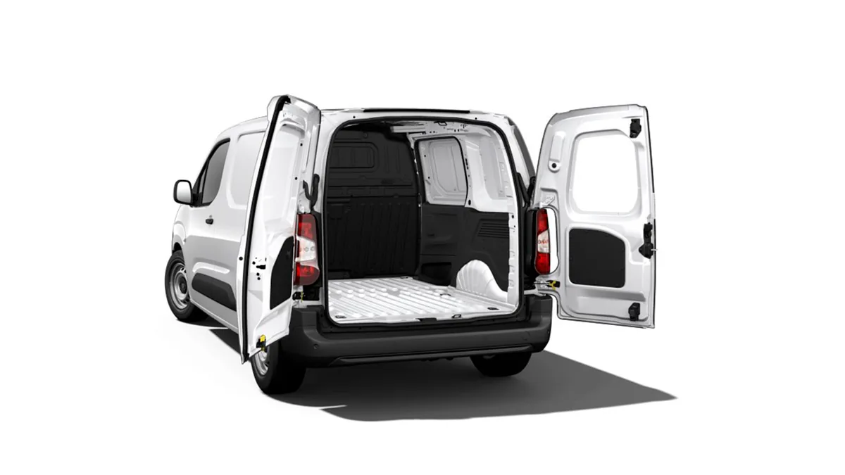 Peugeot Partner Furgón M Diésel 100CV Man en renting a Barcelona — Lateral