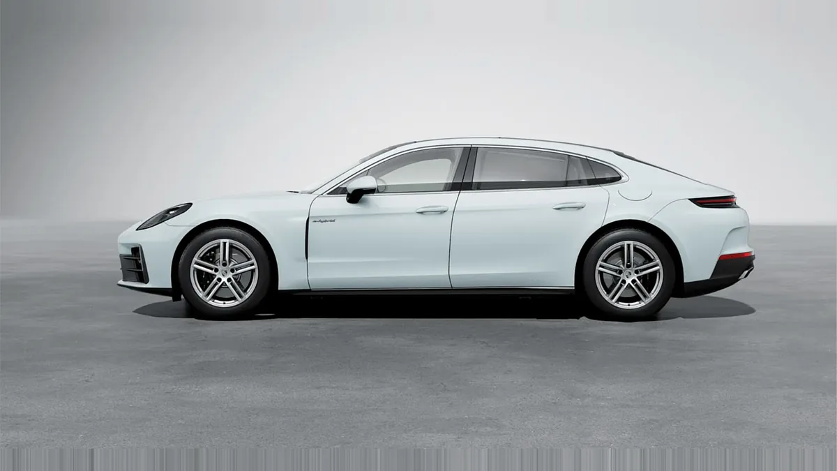 Porsche Panamera 4 E-Hybrid Executive en renting a Barcelona — Lateral