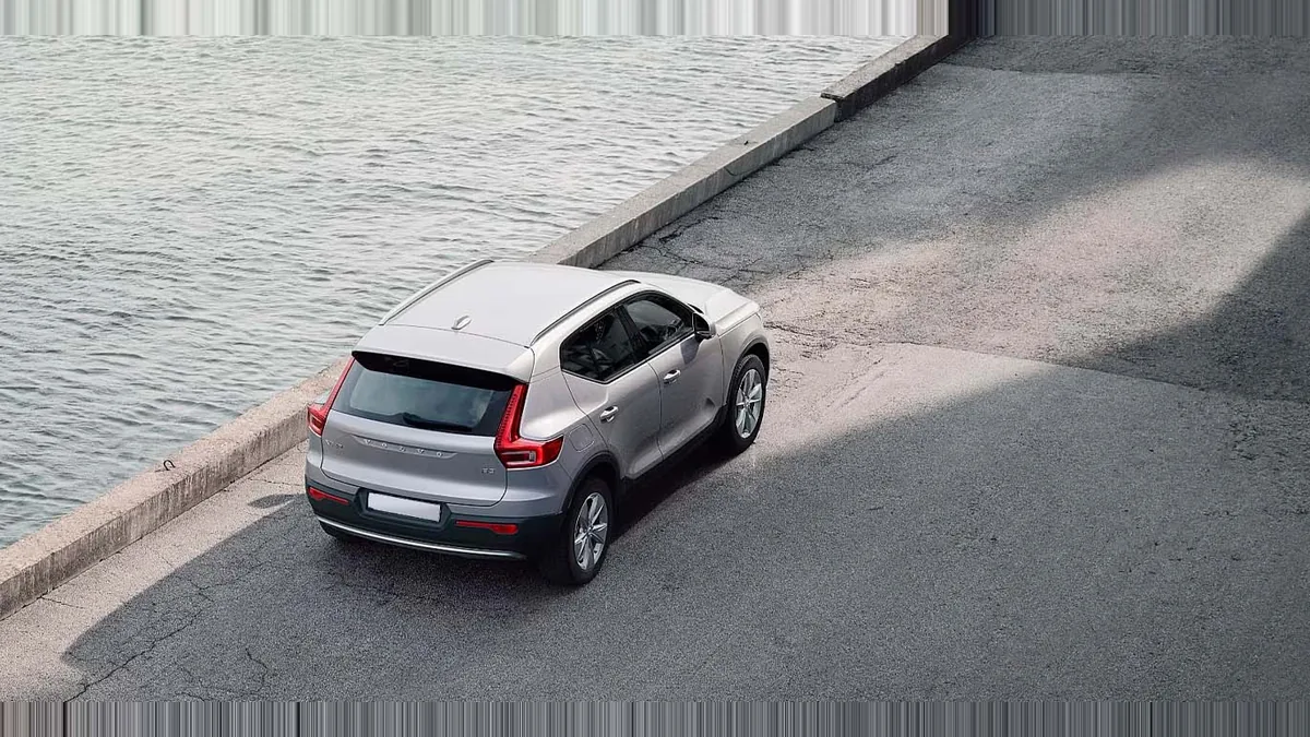 Volvo XC40 2.0 B3 Core G Auto en renting a Barcelona — Darrere
